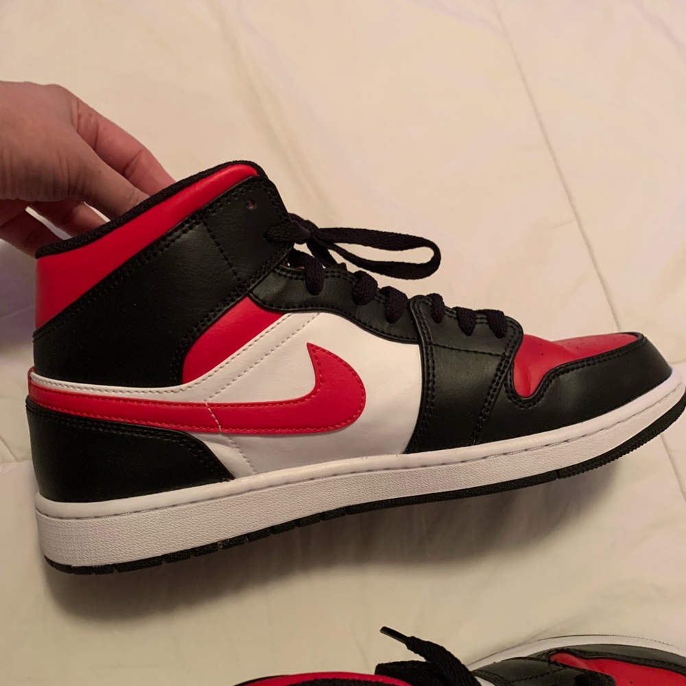 Jordan 1 Mid - Picture 4 of 11